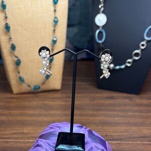 NWT Chic Gold Tone and Faux Pearl Cluster Earrings